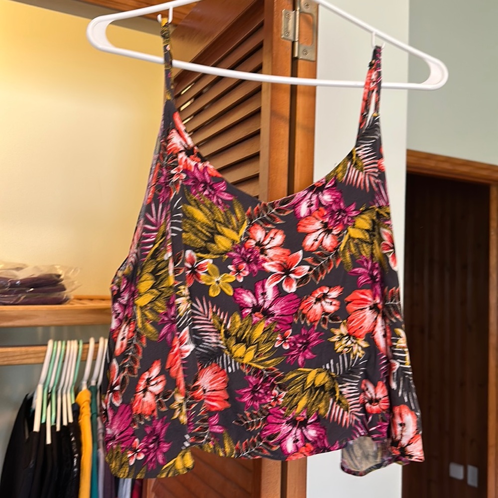 Flowy cropped floral print tank top
